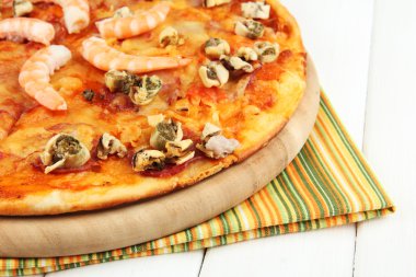 ahşap arka plan üzerinde durmak üstünde deniz ürünleri ile lezzetli pizza