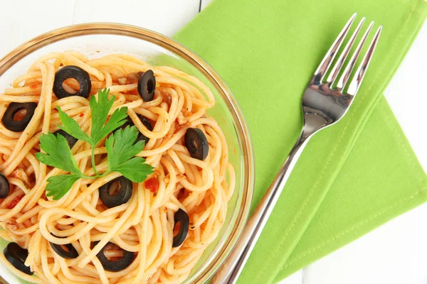 Italiaanse spaghetti in glazen kom op houten tafel close-up — Stockfoto