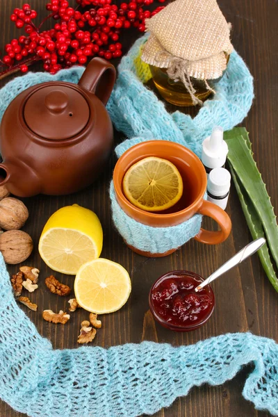 Nuttig thee met jam voor immuniteit op houten tafel close-up — Stockfoto