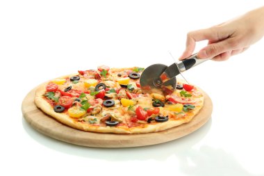 kadın eli bıçaklı bir pizza beyaz arka plan yakın çekim kesti.