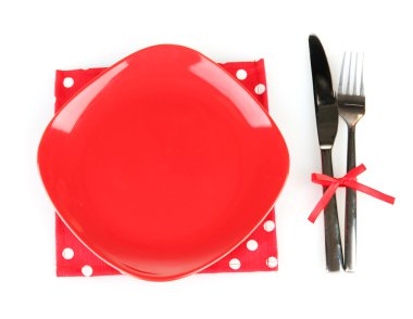 çatal ve bıçak üzerinde beyaz izole renkli peçete üzerinde boş kırmızı plaka