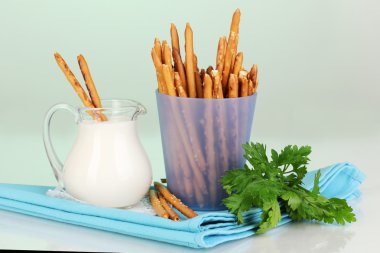 Mor plastik bardak yeşil zemin üzerine lezzetli kızarmış sopa