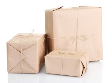 parsel üzerinde beyaz izole, kraft kağıt kutular