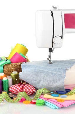 dikiş makinesi ve kumaş üzerine beyaz izole