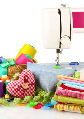 dikiş makinesi ve kumaş üzerine beyaz izole