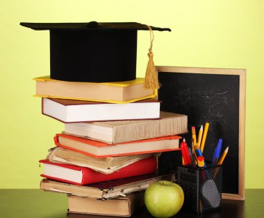 kitap ve magister kap yeşil zemin üzerine ahşap masa üzerine okul yönetimi karşı