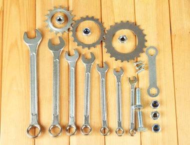 Makina dişli, metal cogwheels, civata ahşap zemin üzerinde