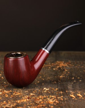 boru ve siyah arka plan üzerine ahşap masa üzerinde tütün Sigara