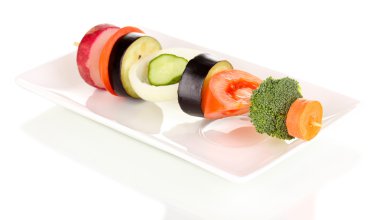 ahşap çekme üzerine beyaz izole dilimlenmiş sebze