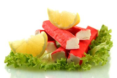 Yengeç sopa üzerinde beyaz izole limon, marul yaprakları üzerinde