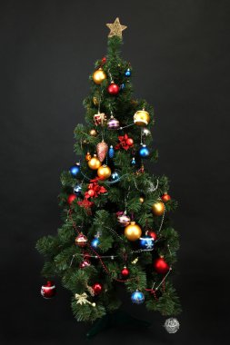 süslü Noel ağacı üzerine siyah izole