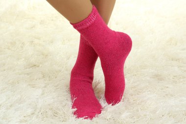 kadın bacaklar beyaz Halı zemin üzerine renkli çoraplı