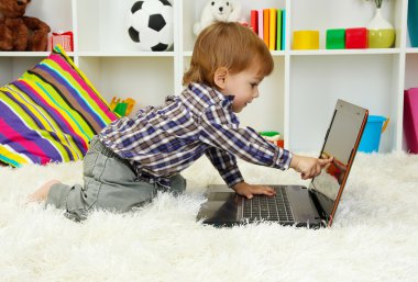 küçük çocuk çok renkli bloklarla oynama