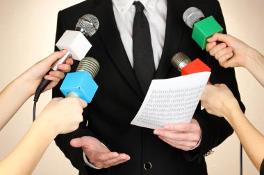 konferans toplantı mikrofonlar ve işadamı