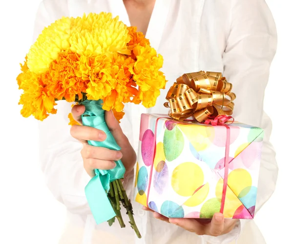 Donna tiene una scatola con un regalo e fiori su sfondo bianco primo piano — Foto Stock
