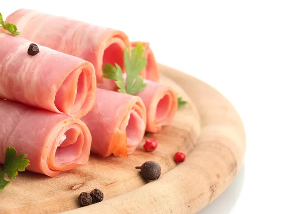 Bacon saboroso com especiarias em tábua de corte de madeira, isolado em branco — Fotografia de Stock