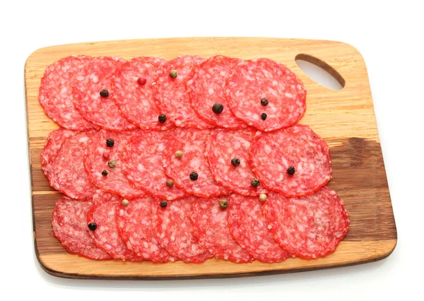 Savoureuse saucisse aux épices sur planche à découper en bois, isolée sur blanc — Photo