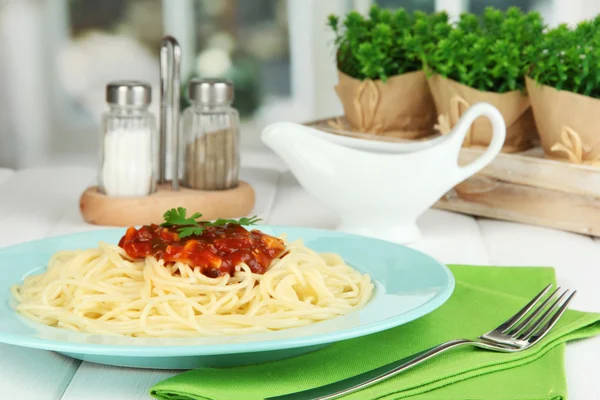Espaguetis italianos servidos en la cafetería — Foto de Stock