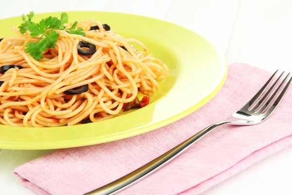 Olasz spagetti tányérral a fa asztalon — Stock Fotó