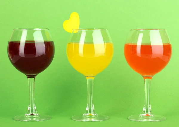 Cocktails colorés sur fond vert — Photo