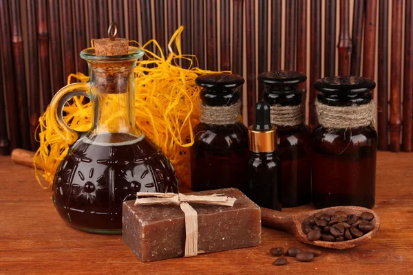 Ingredienti per la produzione di sapone su sfondo marrone — Foto Stock