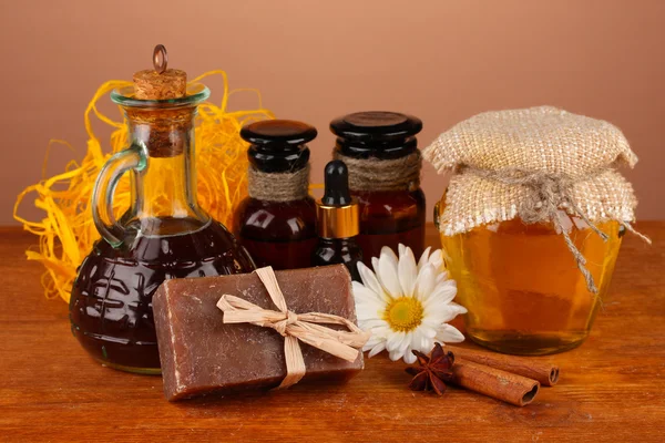 Ингредиенты для производства мыла на коричневом фоне — стоковое фото