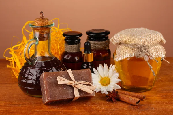 Ingredienti per la produzione di sapone su sfondo marrone — Foto Stock