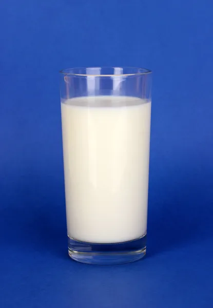 Glas frische neue Milch auf blauem Hintergrund — Stockfoto