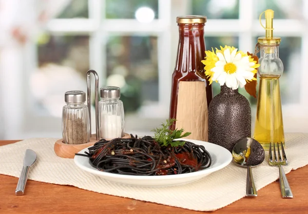 Spaghetti neri su sfondo brillante — Foto Stock