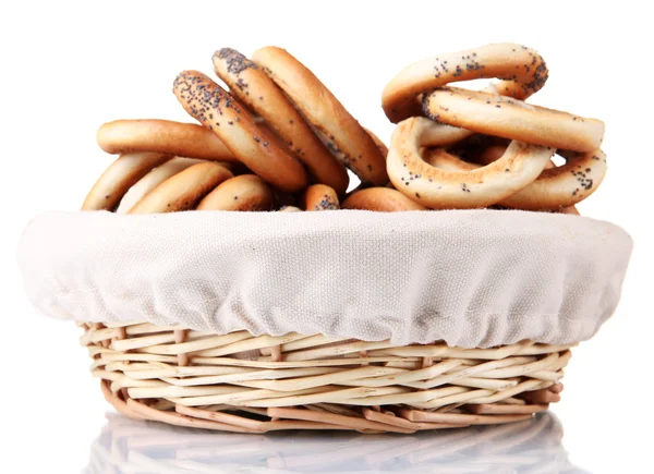 Leckere Bagels im Korb, isoliert auf weiß — Stockfoto