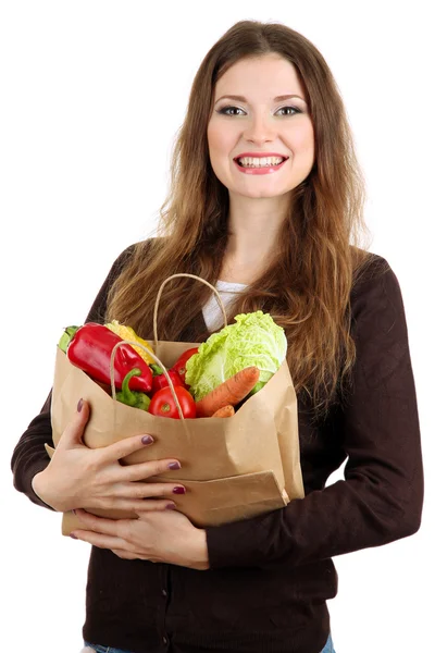 Mulher segurando um saco de supermercado cheio de vegetais frescos isolados em branco — Fotografia de Stock