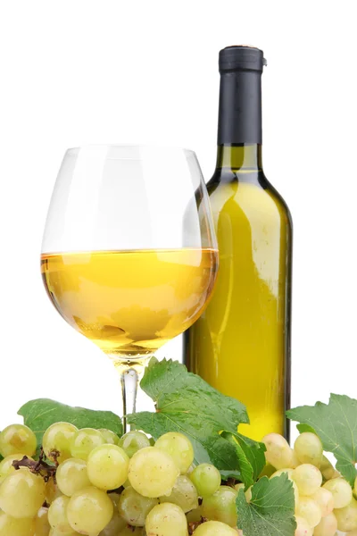 Botella y copa de vino y uvas, aisladas sobre blanco — Foto de Stock