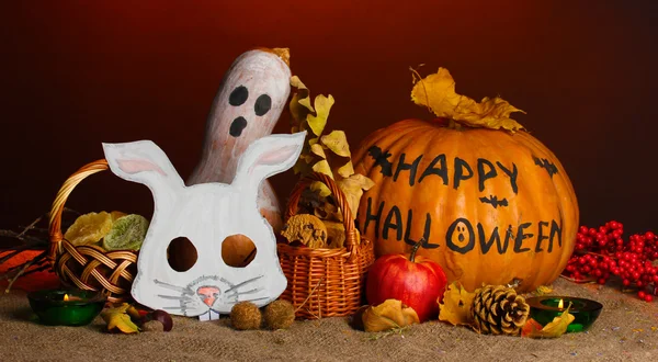 Truque ou tratar máscaras de Halloween e balde cheio de cookies no fundo de cor — Fotografia de Stock