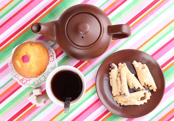 Vista superior de la taza de té y tetera en manteles coloridos — Foto de Stock