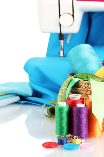 Máquina de coser y tela aislada en blanco —  Fotos de Stock