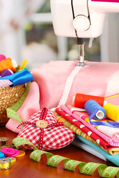 швейная машина и ткань на ярком фоне
