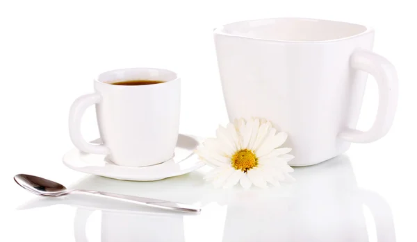 Eine Tasse starken Kaffee und süße Sahne isoliert auf weiß — Stockfoto