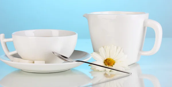 Чашка міцної кави та солодкого крему на синьому фоні — стокове фото