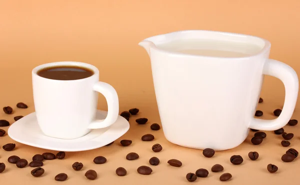 一杯浓咖啡和甜奶油米色背景上 — 图库照片