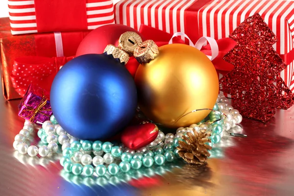 Decoración de Navidad y cajas de regalo sobre fondo gris —  Fotos de Stock