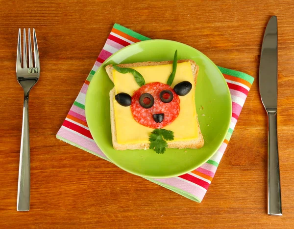 Comida divertida para niños sobre fondo de madera — Foto de Stock