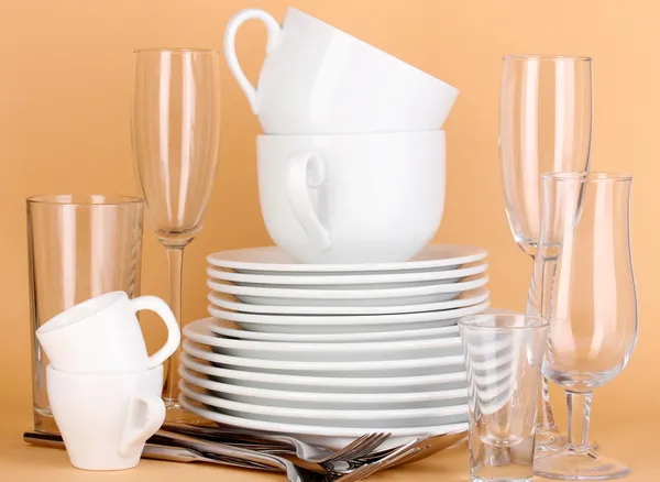 Limpar pratos brancos no fundo bege — Fotografia de Stock