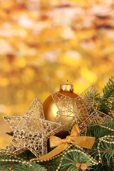Weihnachtsdekoration auf gelbem Hintergrund — Stockfoto