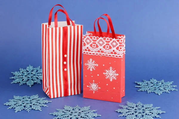 Sacs en papier de Noël pour cadeaux sur fond bleu — Photo