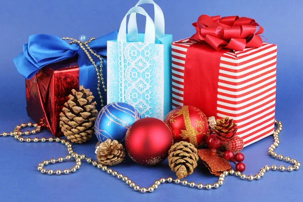 Skład nowego roku nowy rok dekoracje i prezenty na niebieskim tle — Zdjęcie stockowe