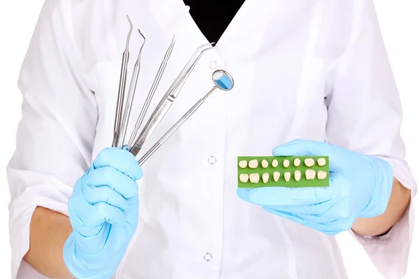 牙医手与牙科工具和义齿的蓝色医疗手套 — 图库照片