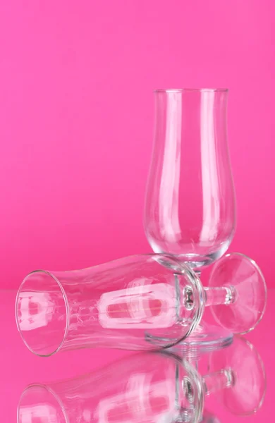 Two empty wine glasses on color background — Stock Photo, Image