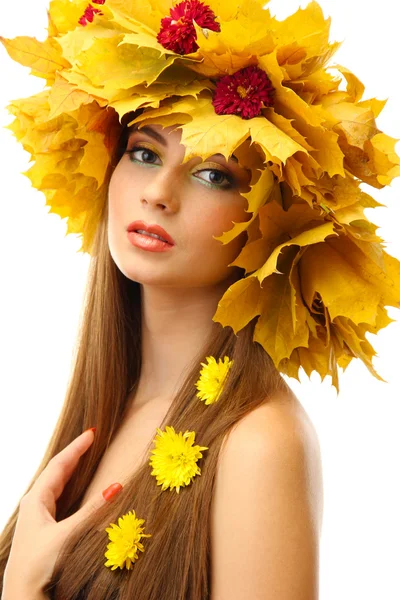 Bella giovane donna con ghirlanda d'autunno gialla, isolata su bianco — Foto Stock