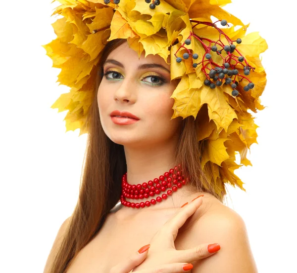 Красивая молодая женщина с желтым осенним венком, изолированные на белом — стоковое фото