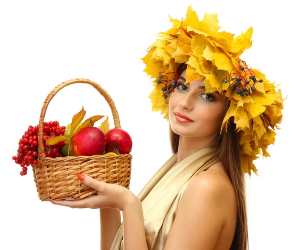 Όμορφη γυναίκα με στεφάνι και το καλάθι με τα μήλα και μούρα, απομονωμένα σε λευκό — Φωτογραφία Αρχείου